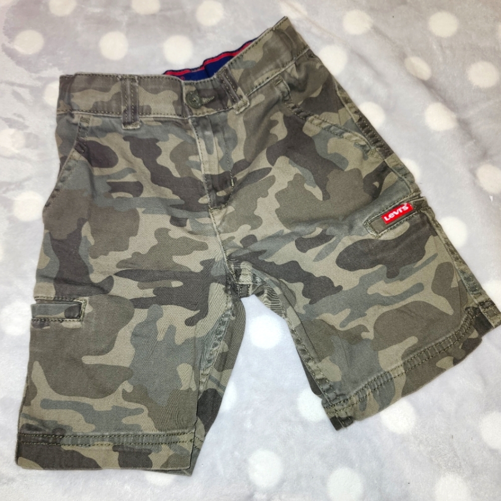 Levi's camo cargo shorts